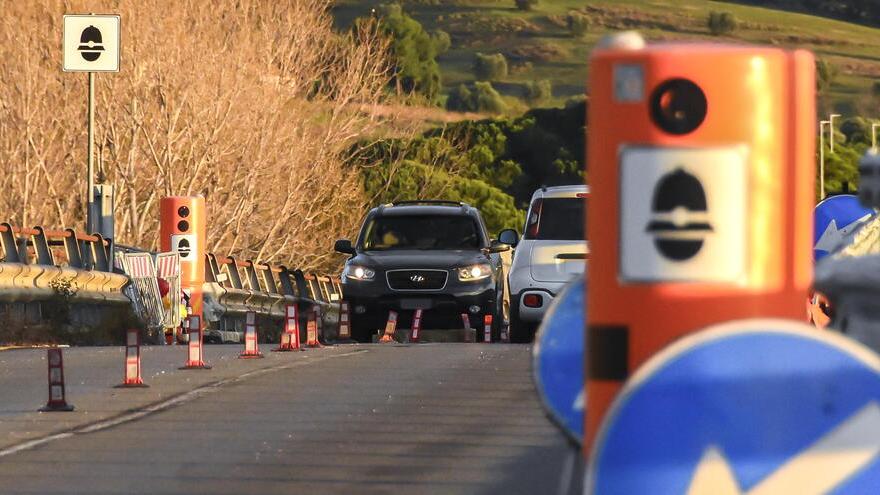 Gli autovelox fissi al ponte sull’Ombrone (foto Agenzia Bf)