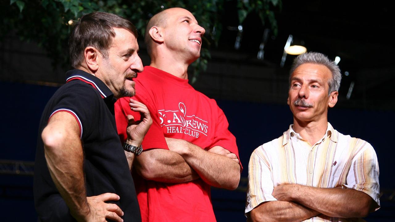 Come si dice “freni”? «Ribuddi»: il sardo esilarante di Aldo, Giovanni e Giacomo su radio Deejay