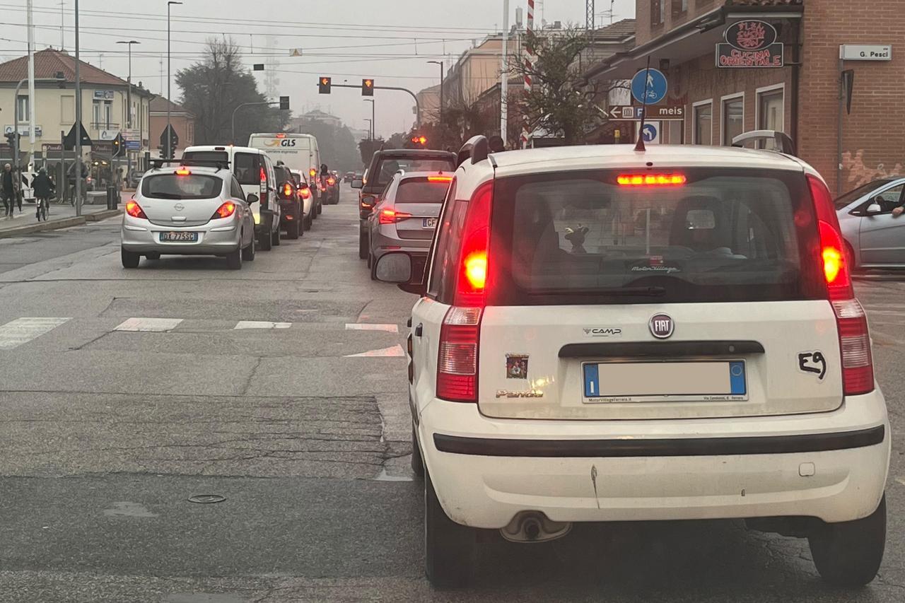 Aria inquinata a Ferrara, scattano le misure d’emergenza