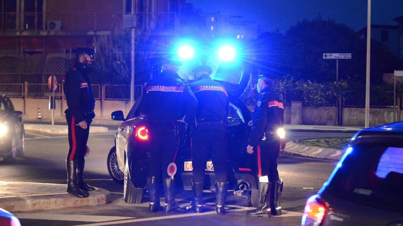 Scoperto mentre spaccia cocaina, tenta la fuga ma viene arrestato