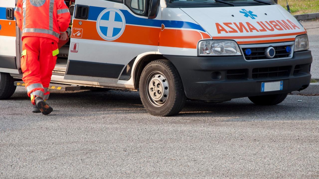 Pedone investito da un camion mentre attraversa sulle strisce pedonali