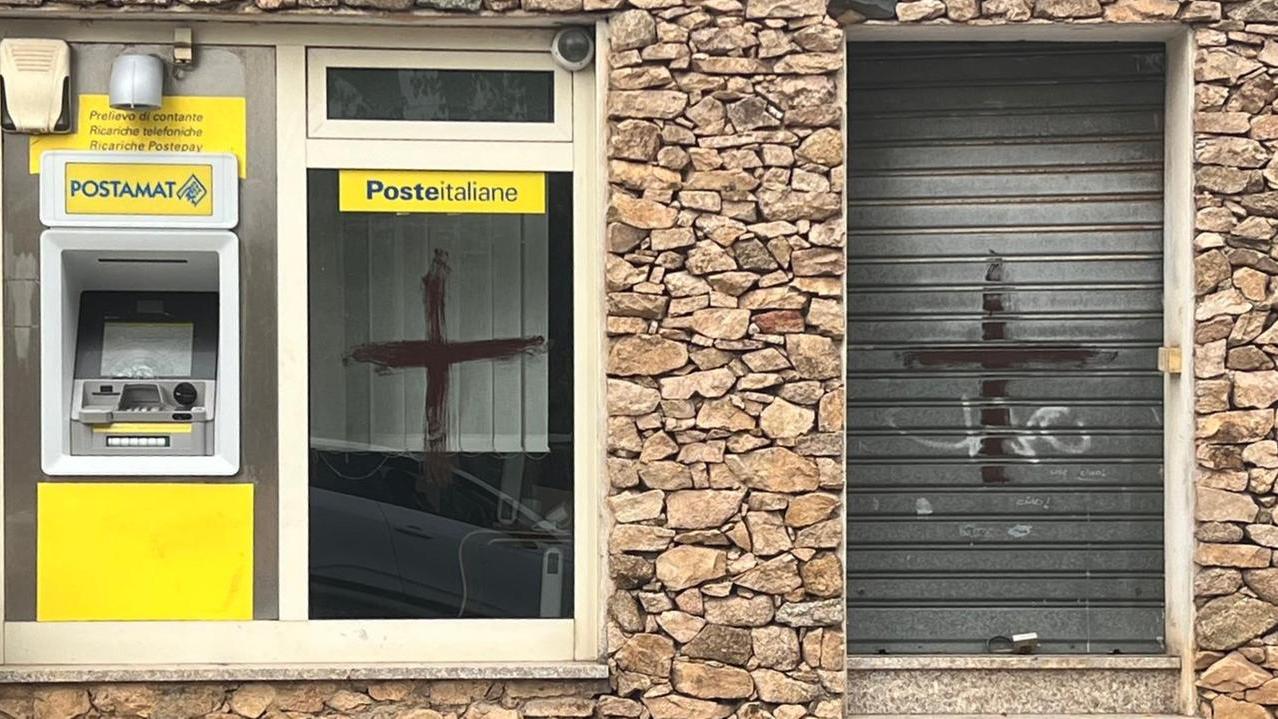 Croci nere dipinte sull’ufficio postale del paese