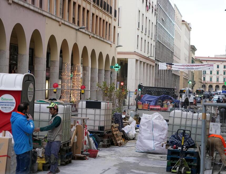 
	Uno dei cantieri aperti in via Grande (Foto Stick)


