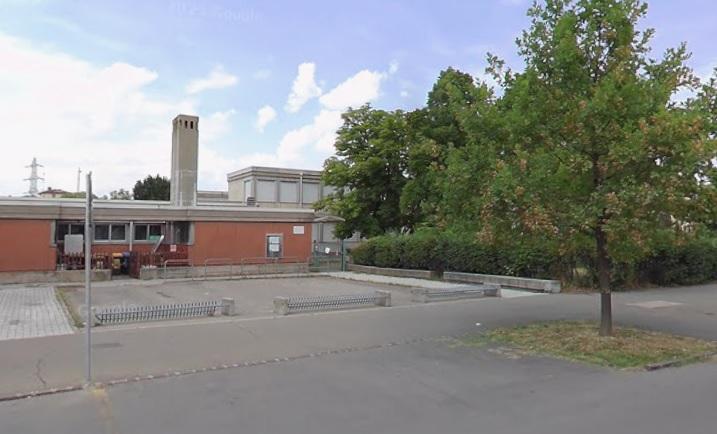 
	L'ingresso della scuola Giovanni XXIII alla Madonnina

