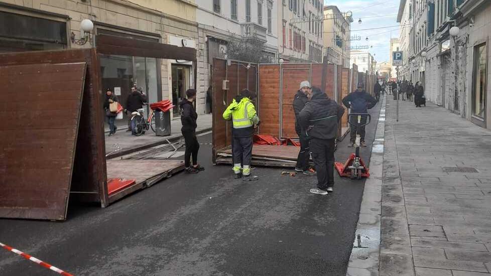 Il montaggio- smontaggio delle baracchine di legno in via Ricasoli