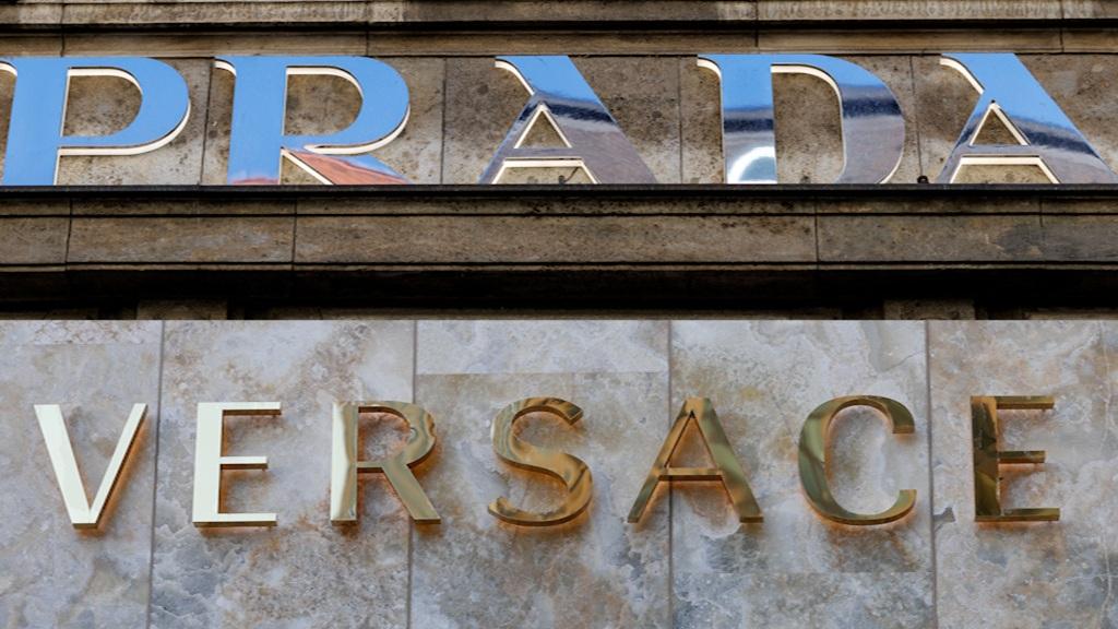 Prada compra Versace: chiuso l'affare da 1,25 miliardi di euro – Ecco i dettagli