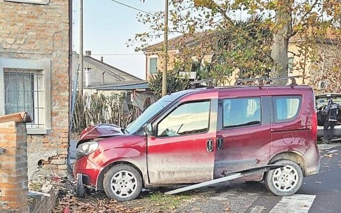 Maiero, furgone finisce contro una casa