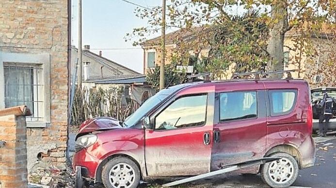 Maiero, furgone finisce contro una casa