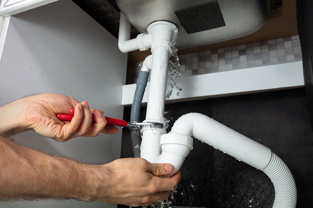 
	La riparazione di una perdita di acqua in un tubo casalingo (Foto d&rsquo;archivio)


