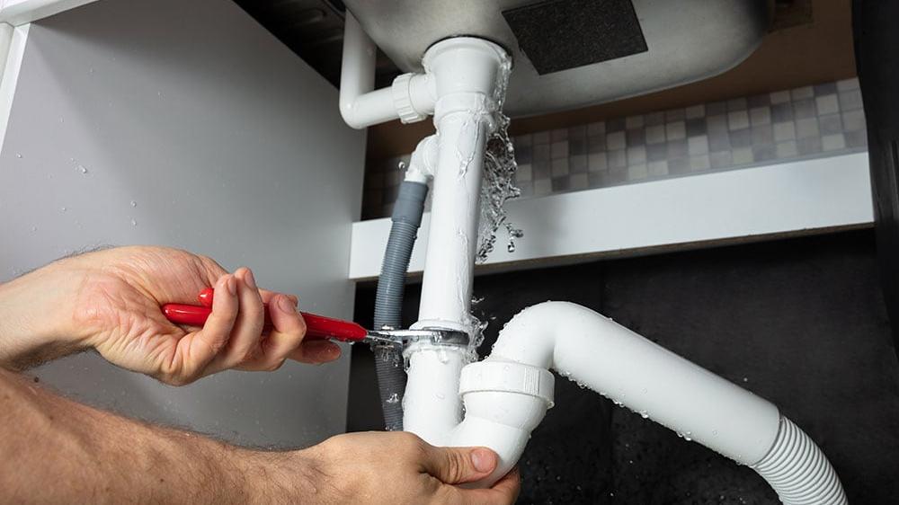 La riparazione di una perdita di acqua in un tubo casalingo (Foto d’archivio)