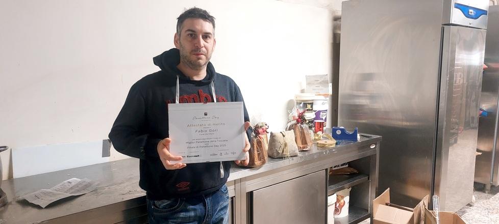 
	Fabio Gori con l&rsquo;attestato di miglior panettone della Toscana

