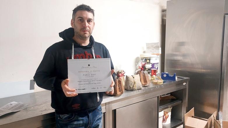 Fabio Gori con l’attestato di miglior panettone della Toscana