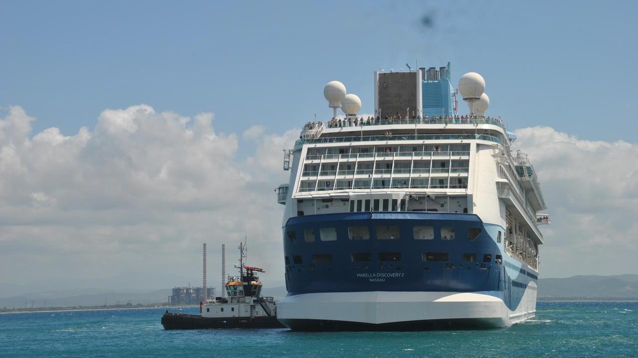 L'arrivo di una nave nel porto di Piombino (foto d'archivio)