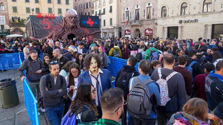 Tanta gente in fila per il padiglione di Stranger Things al Lucca Comics 2025