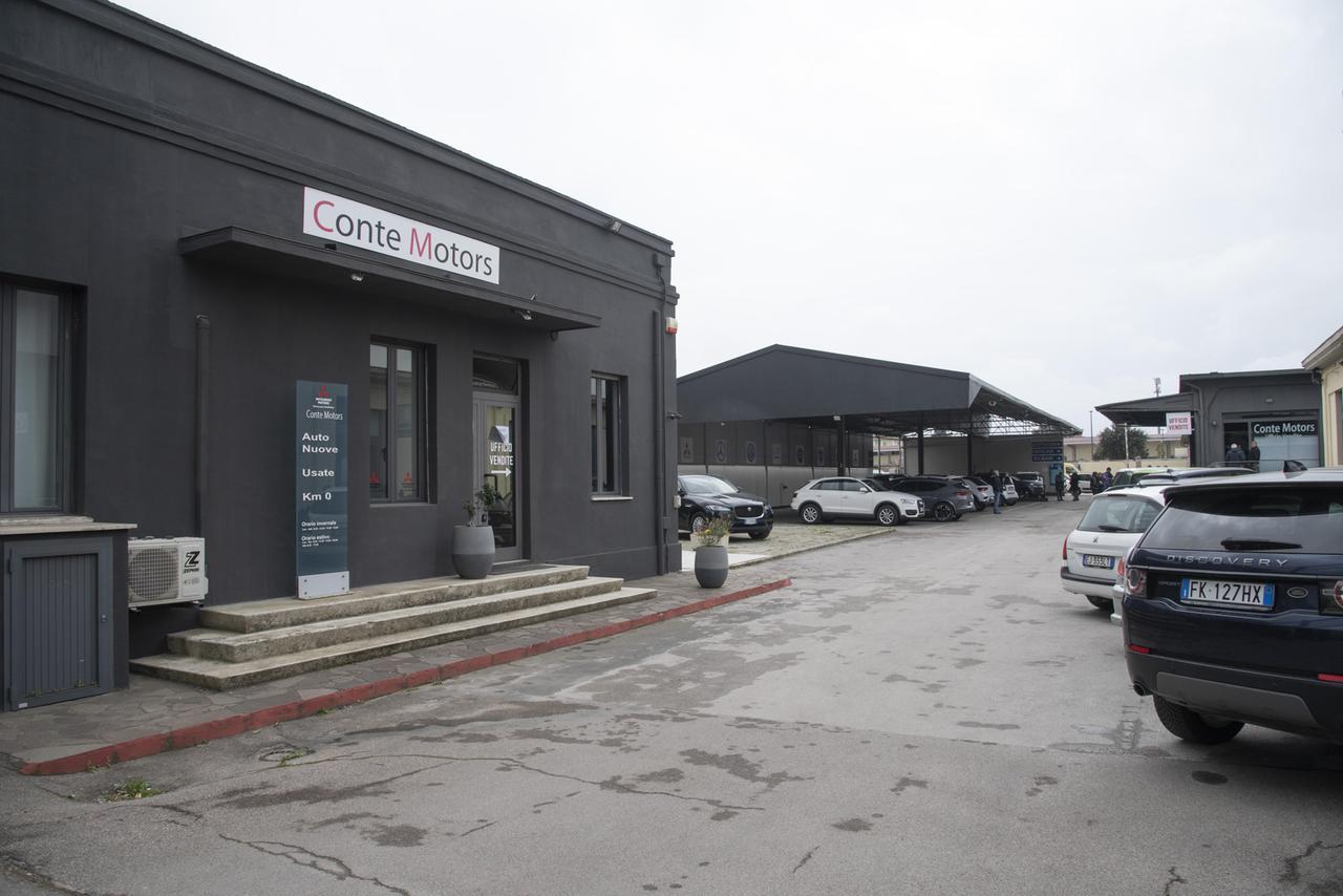 
	L&rsquo;ingresso di Conte Motors di via Aurelia nord

