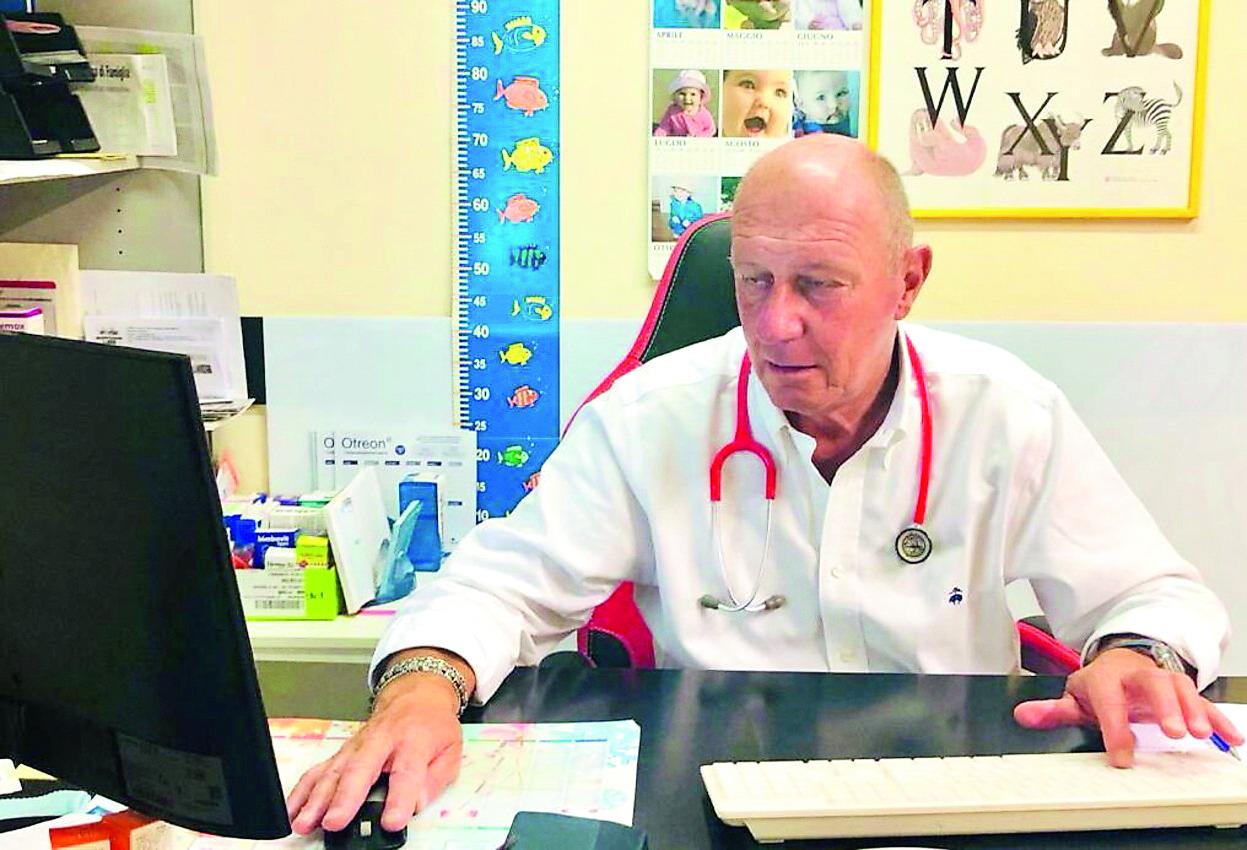 
	Stefano Castelli nel suo ambulatorio: originario di Massarosa, vive a Viareggio

