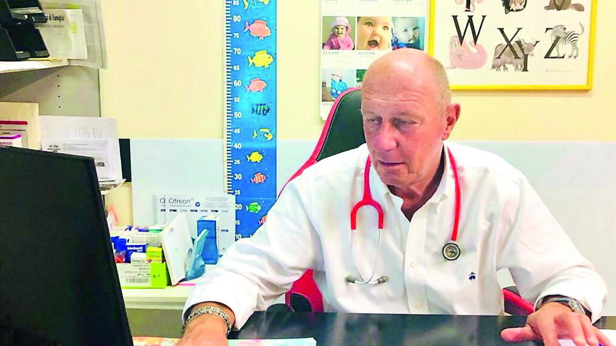 Stefano Castelli nel suo ambulatorio: originario di Massarosa, vive a Viareggio