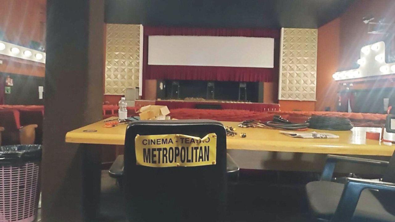 Un interno del teatro cinema come si presenta oggi dopo che è chiuso da luglio