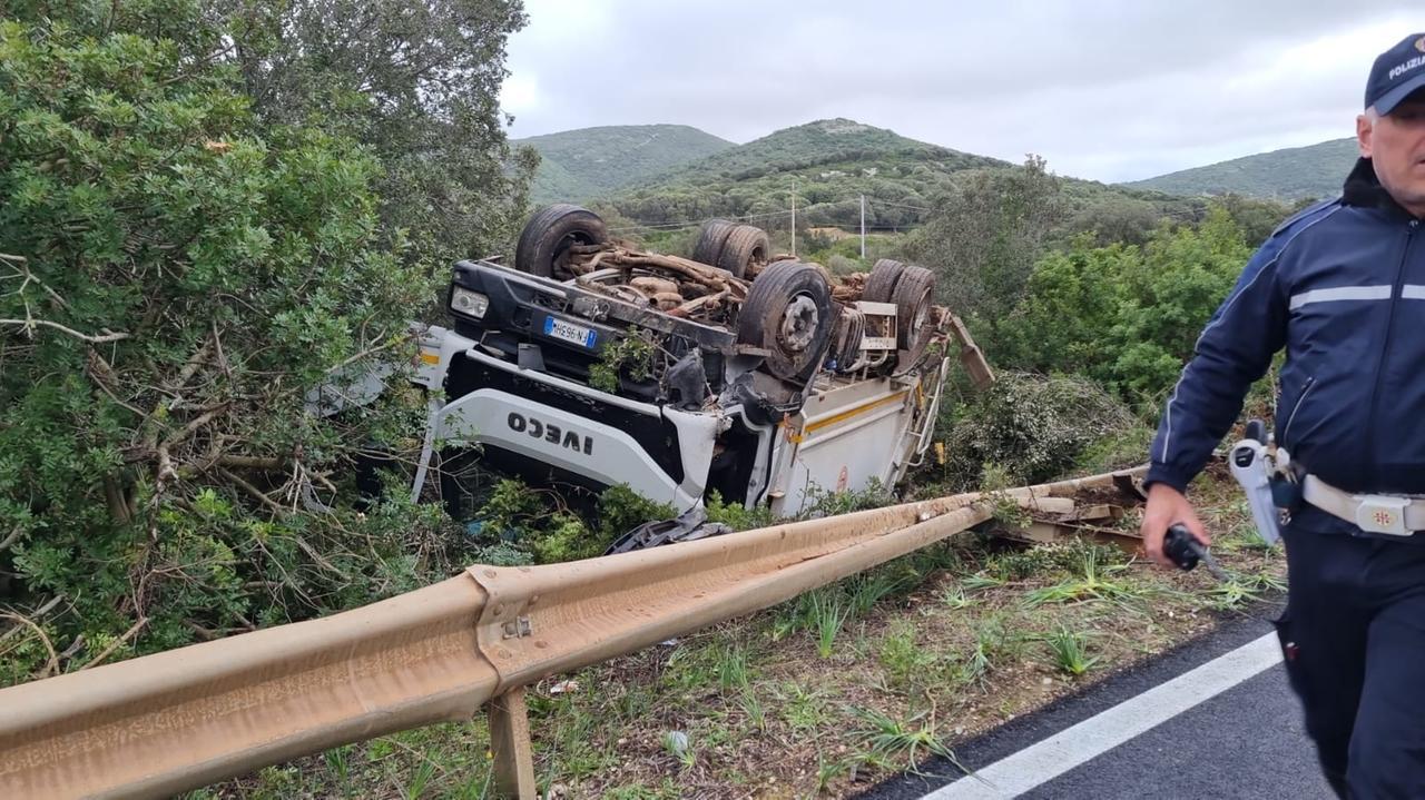 Furgone della differenziata fuori strada: un ferito