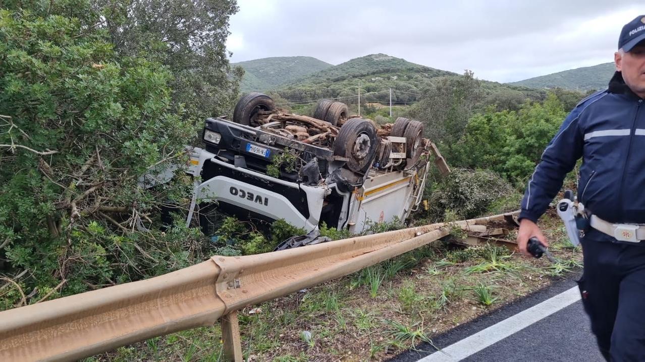 Furgone della differenziata fuori strada: un ferito