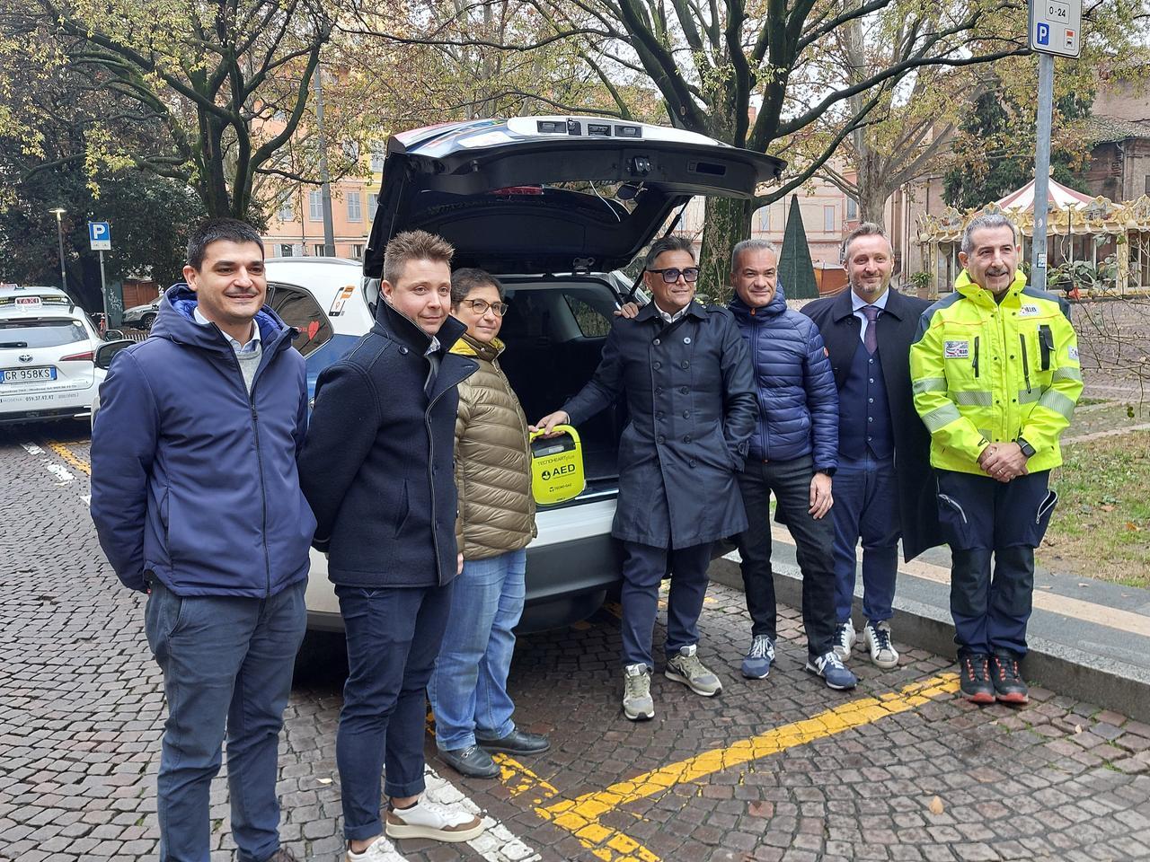 
	Massimiliano Chiarolanza, al centro, mostra il defibrillatore

