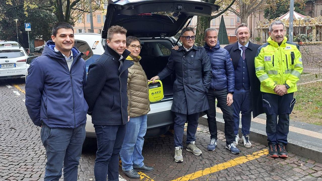 Massimiliano Chiarolanza, al centro, mostra il defibrillatore