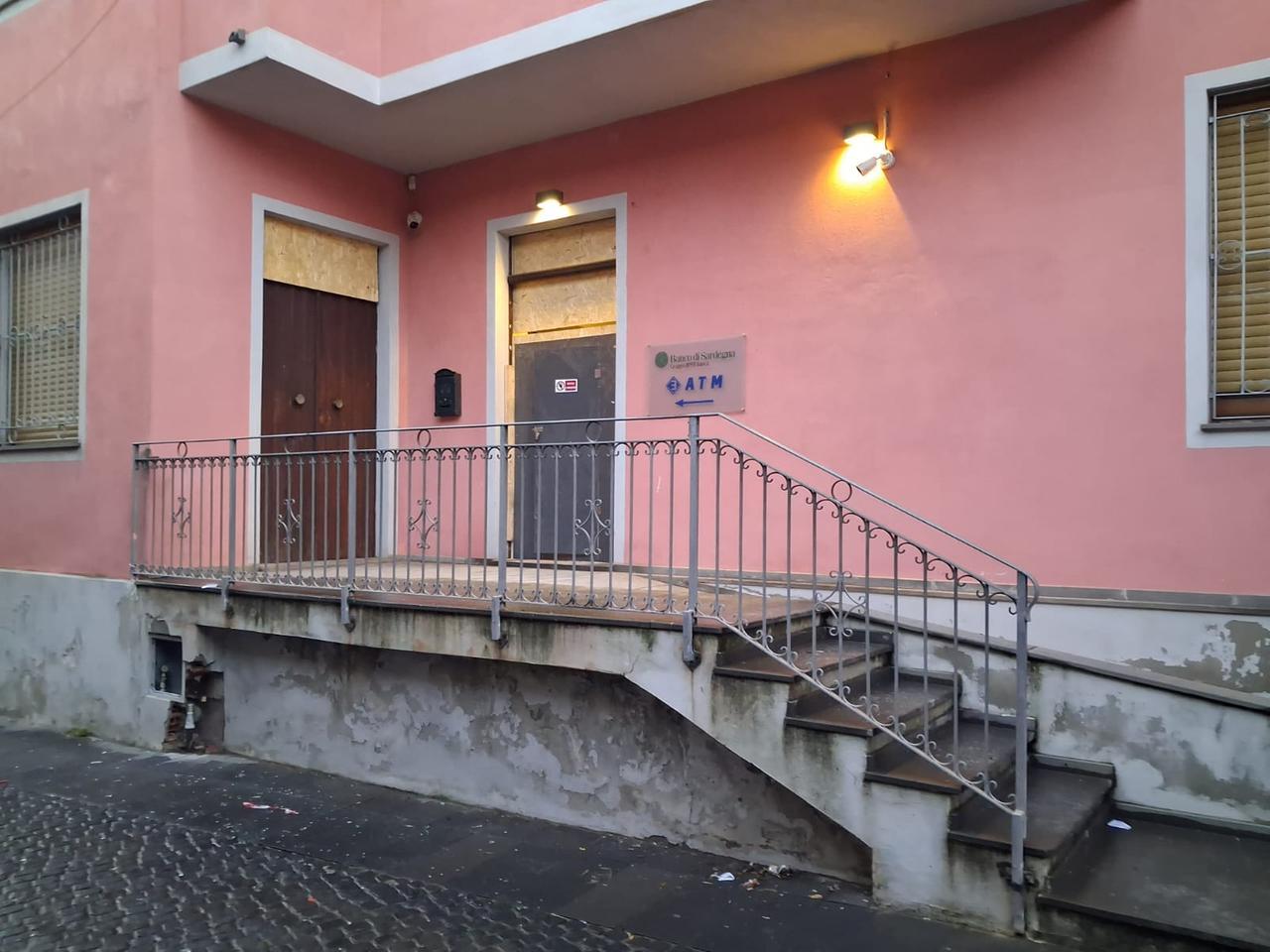 Fanno saltare il bancomat con una carica esplosiva, è caccia ai banditi