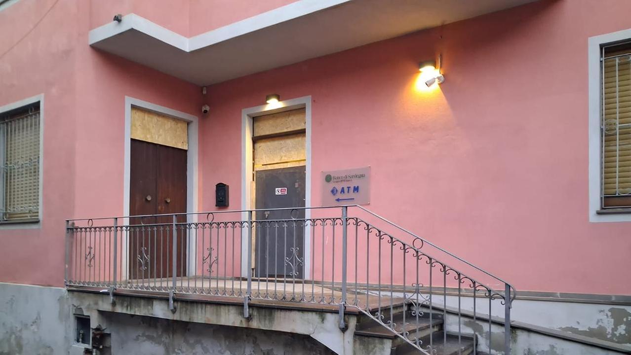 Fanno saltare il bancomat con una carica esplosiva, è caccia ai banditi