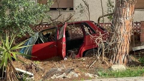 Un’isola-cimitero di auto e moto abbandonate: sette rottami  in 500 metri