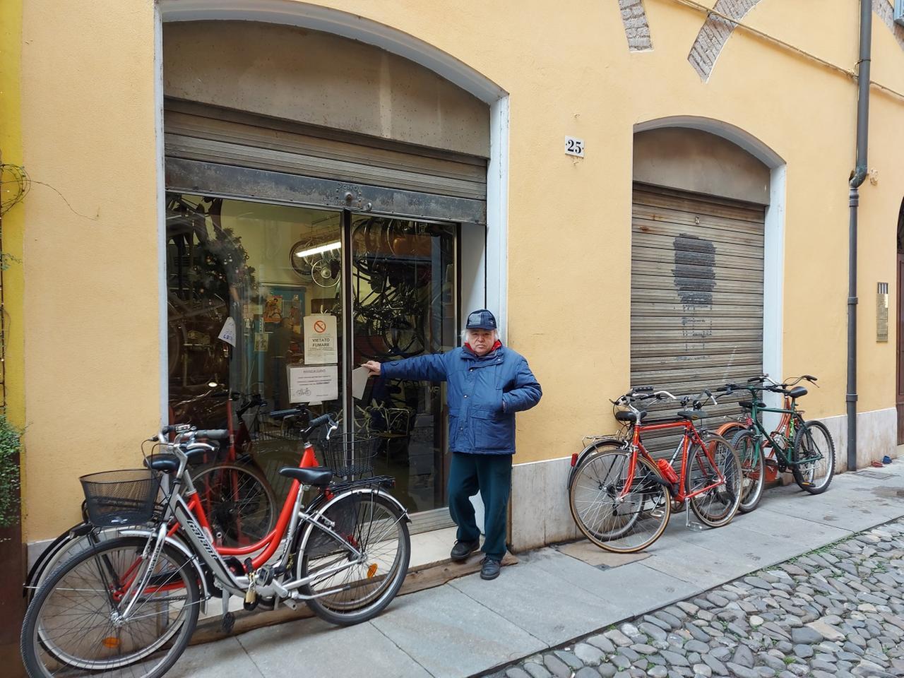 Entrano nello storico negozio di bici in centro e rubano il portafogli al titolare: «Mai capitato in 60 anni»