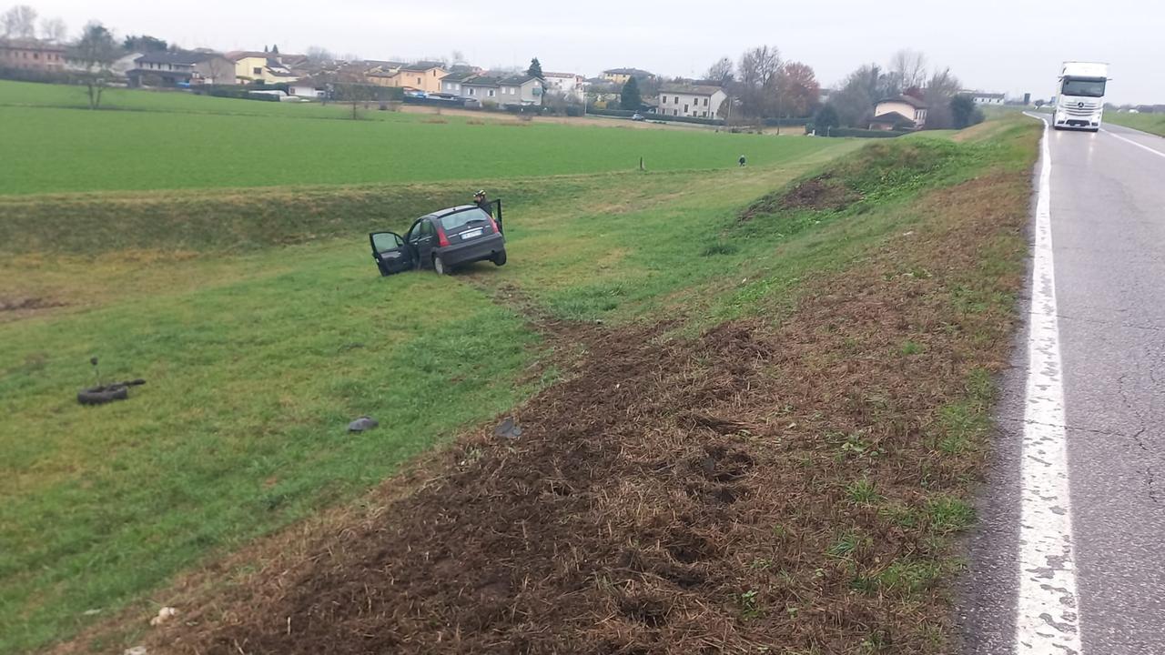 Scontro tra due auto, una finisce giù dall’argine del Po