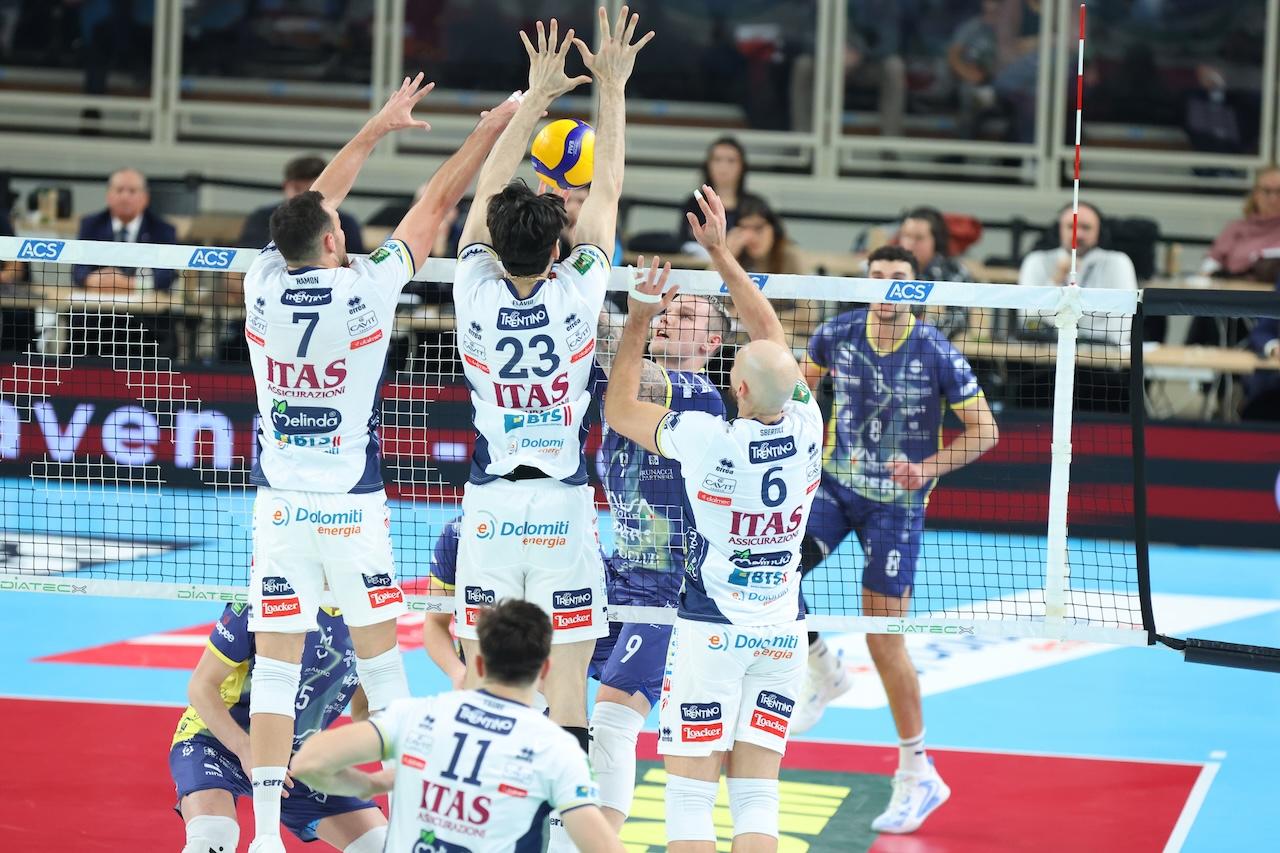 
	Un muro subito a Trento dallo schiacciatore giallobl&ugrave; Vlad Davyskiba (Foto: Modena Volley)

