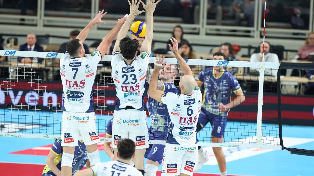 Un muro subito a Trento dallo schiacciatore gialloblù Vlad Davyskiba (Foto: Modena Volley)