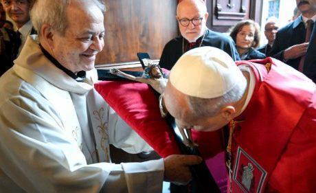 Don Nicola Masedu: da Bono ai confini del mondo, l’amore per l’isola e l’abbraccio con Papa Leone