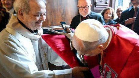 Don Nicola Masedu: da Bono ai confini del mondo, l’amore per l’isola e l’abbraccio con Papa Leone