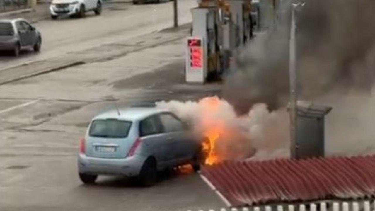 L'auto che ha preso fuoco