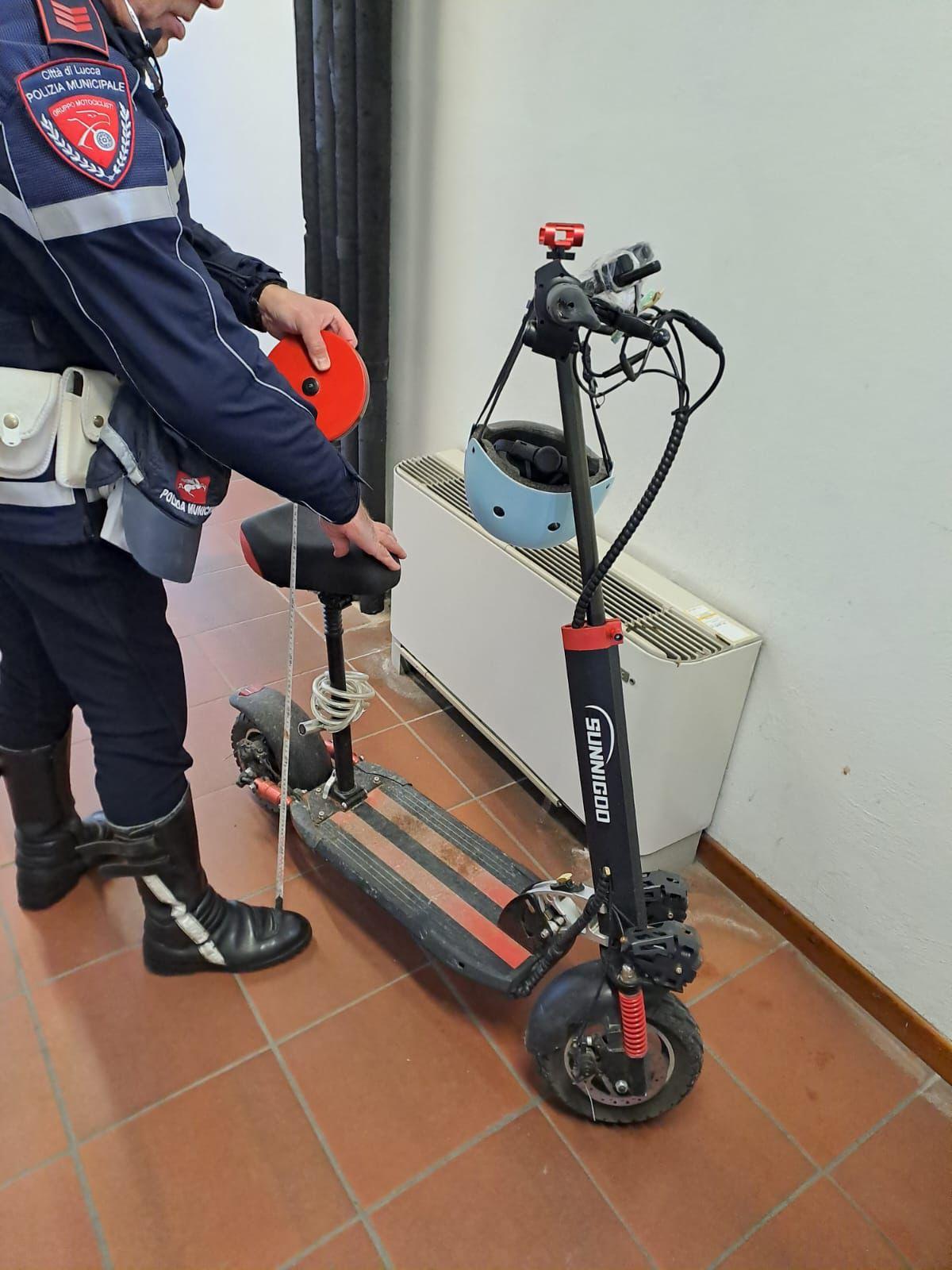 Lucca, “trucca” il monopattino e raddoppia la velocità: le modifiche e la maxi multa