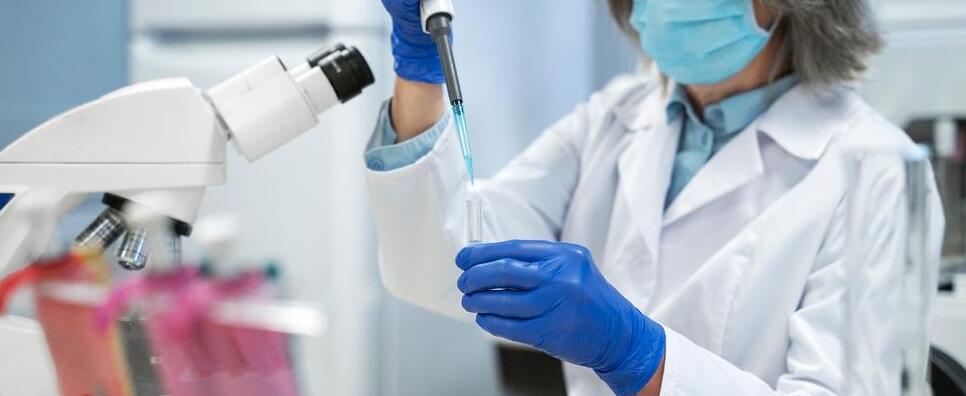 
	Una dottoressa che esegue un esame (foto d'archivio)

