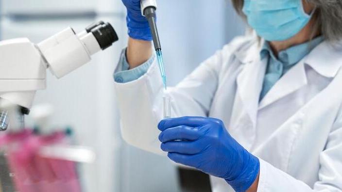 Una dottoressa che esegue un esame (foto d'archivio)