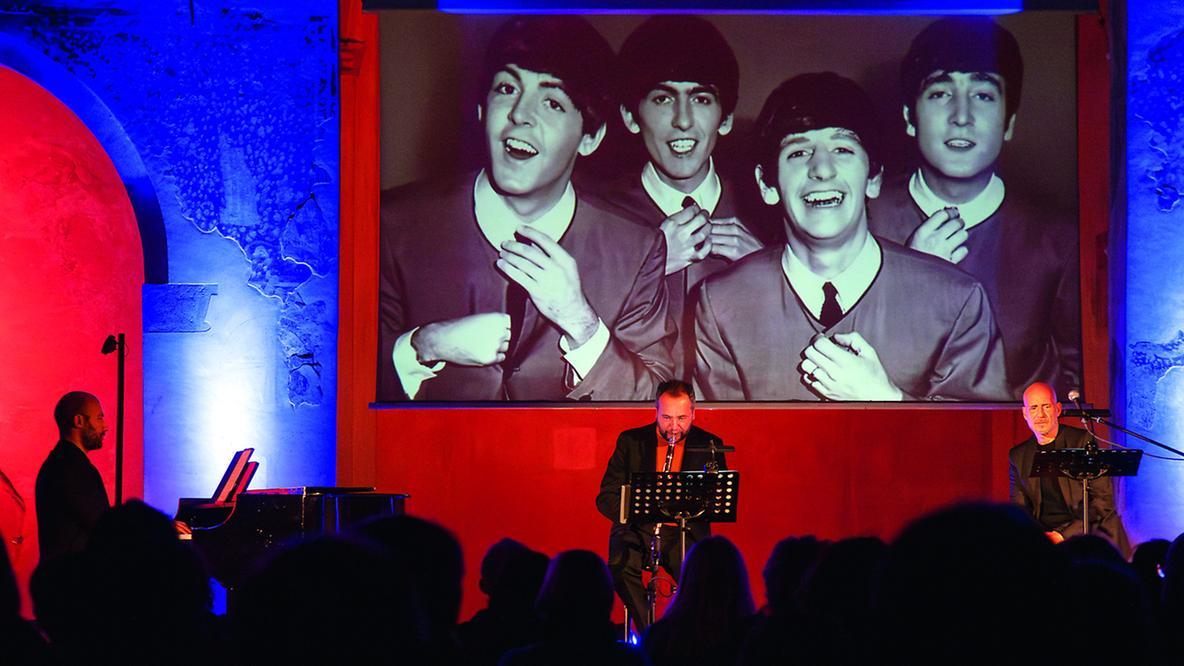Musica e parole si incontrano a teatro: Tognazzi a Copparo racconta i Beatles