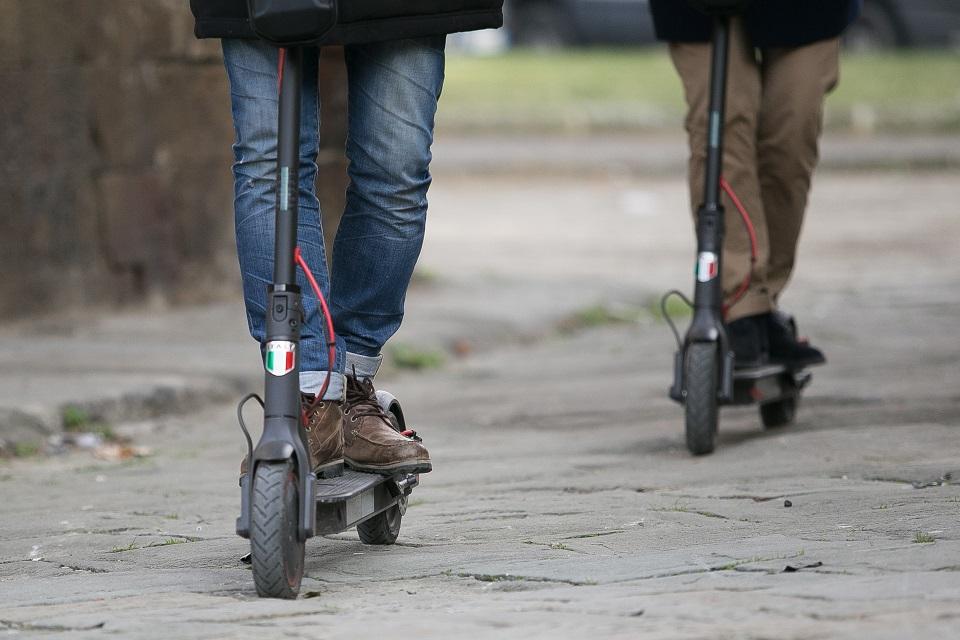 Firenze. rapinato sul monopattino alle Cascine: arrestato un 29enne dopo l’inseguimento