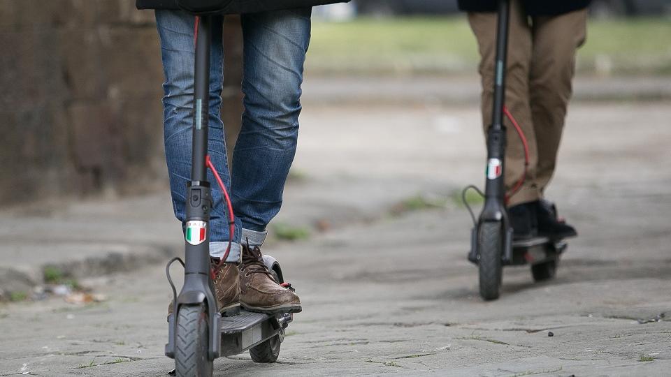 Firenze. rapinato sul monopattino alle Cascine: arrestato un 29enne dopo l’inseguimento