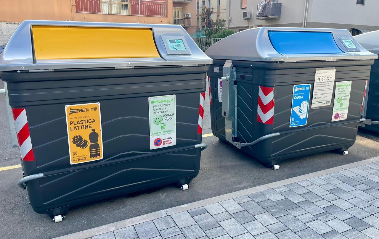 
	I cassonetti per la raccolta di plastica e carta

