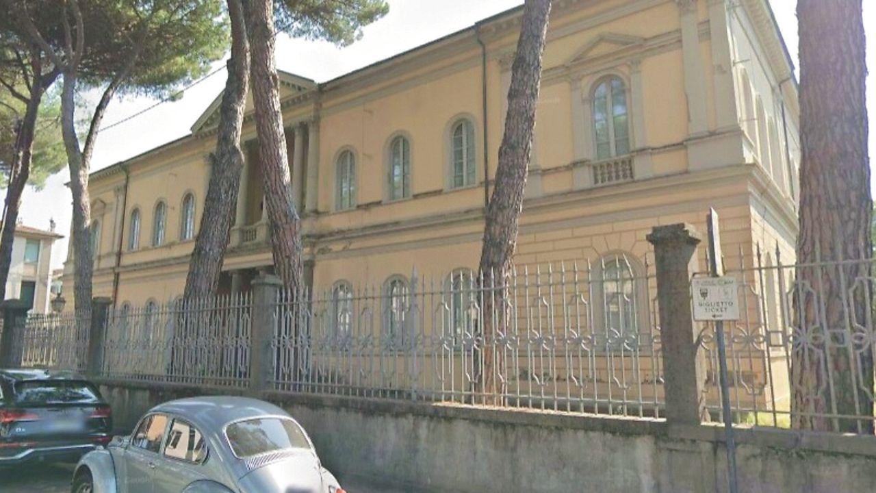 L'ormai ex scuola nel centro di Pontedera