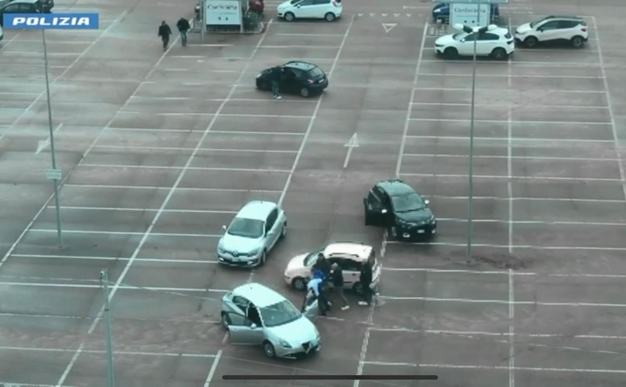 Sassari i poliziotti intervenuti nel parcheggio di Conforama  per la maxi truffa del trading online