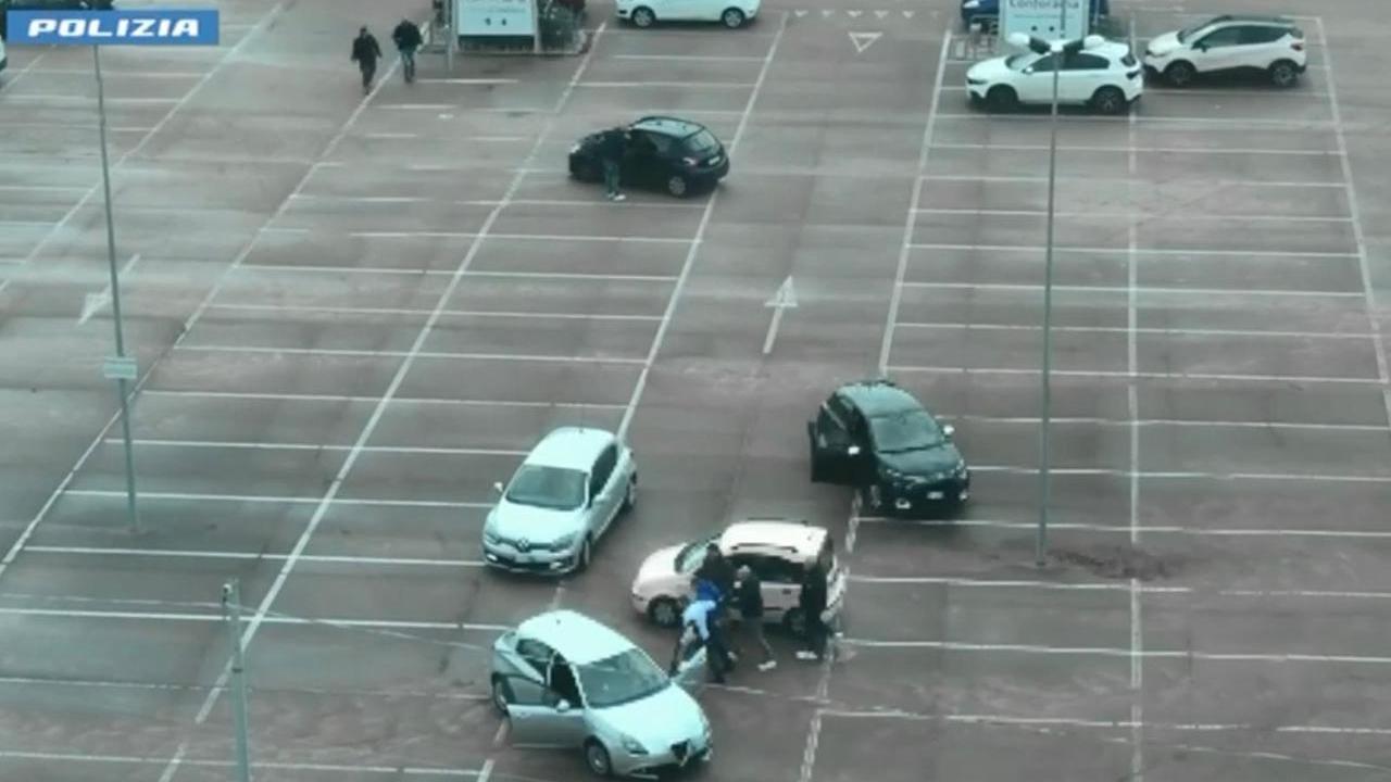Sassari i poliziotti intervenuti nel parcheggio di Conforama per la maxi truffa del trading online
