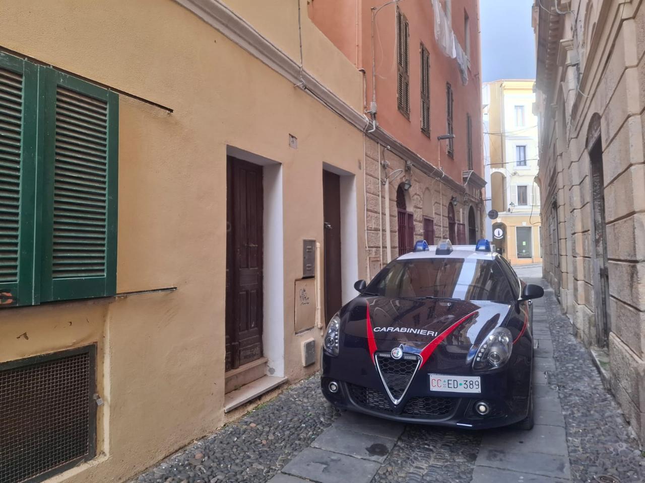 Paura nel centro storico di Sassari: giovane donna aggredita nel suo appartamento. Fermato un uomo