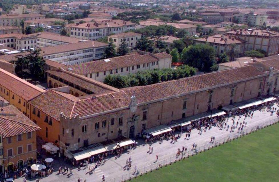 
	Una veduta di alcuni anni fa dell&rsquo;area ospedaliera del Santa Chiara che si trova nel quartiere Santa Maria e limitrofa a Piazza dei Miracoli

