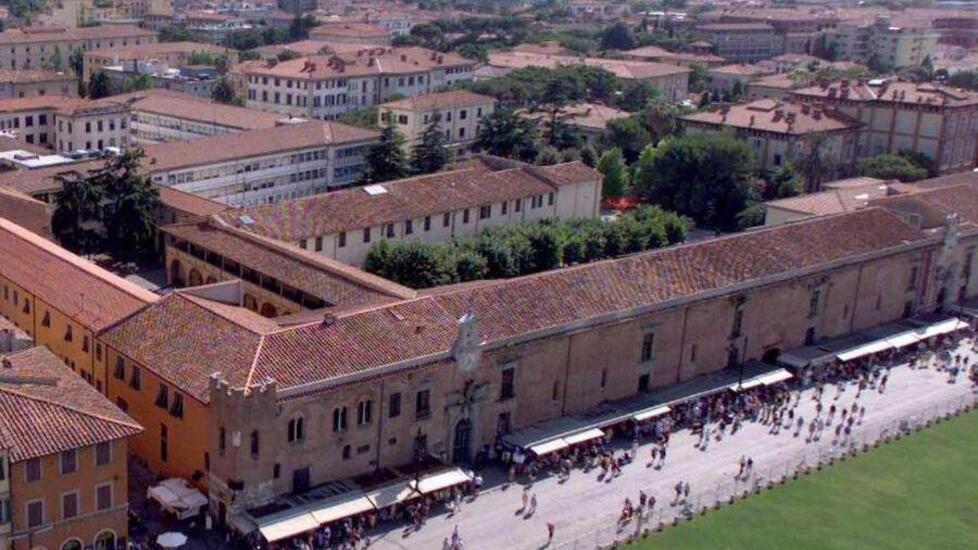 Una veduta di alcuni anni fa dell’area ospedaliera del Santa Chiara che si trova nel quartiere Santa Maria e limitrofa a Piazza dei Miracoli