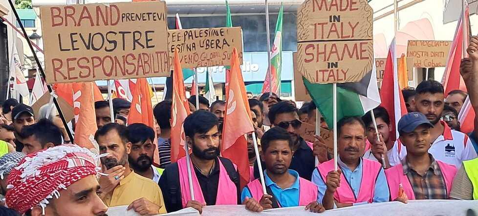 
	Lavoratori del tessile di Prato durante una protesta

